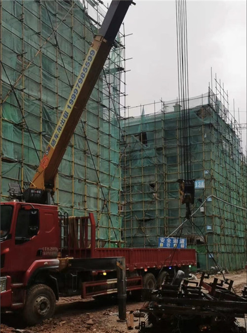 凤冈县“慢工细活”—— 吊车的 “微动控制” 技术